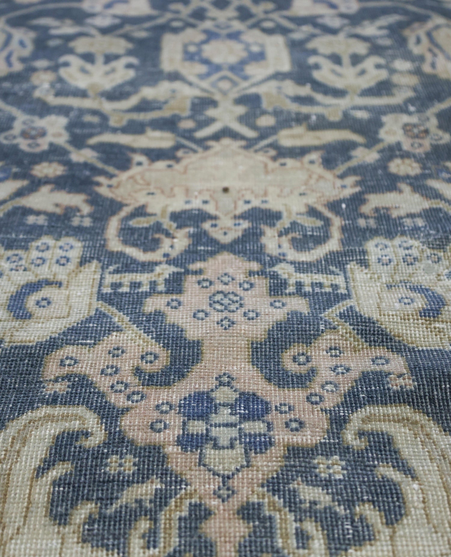 Vintage Feraghan Handwoven Traditional Rug, J67448