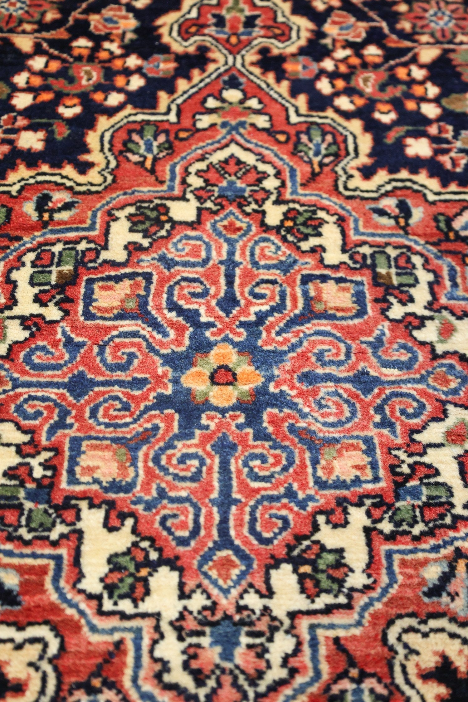 Vintage Jozanne Sarouk Handwoven Traditional Rug, J75078