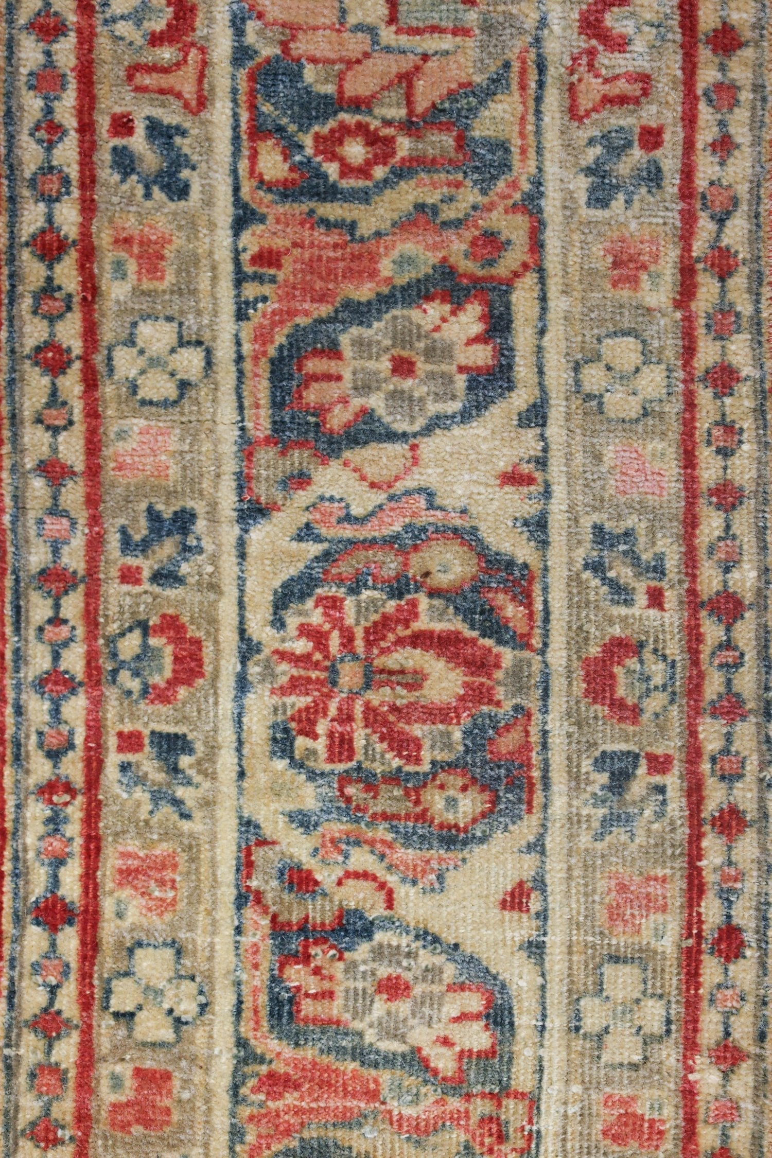 Vintage Sarouk Handwoven Traditional Rug, J74028