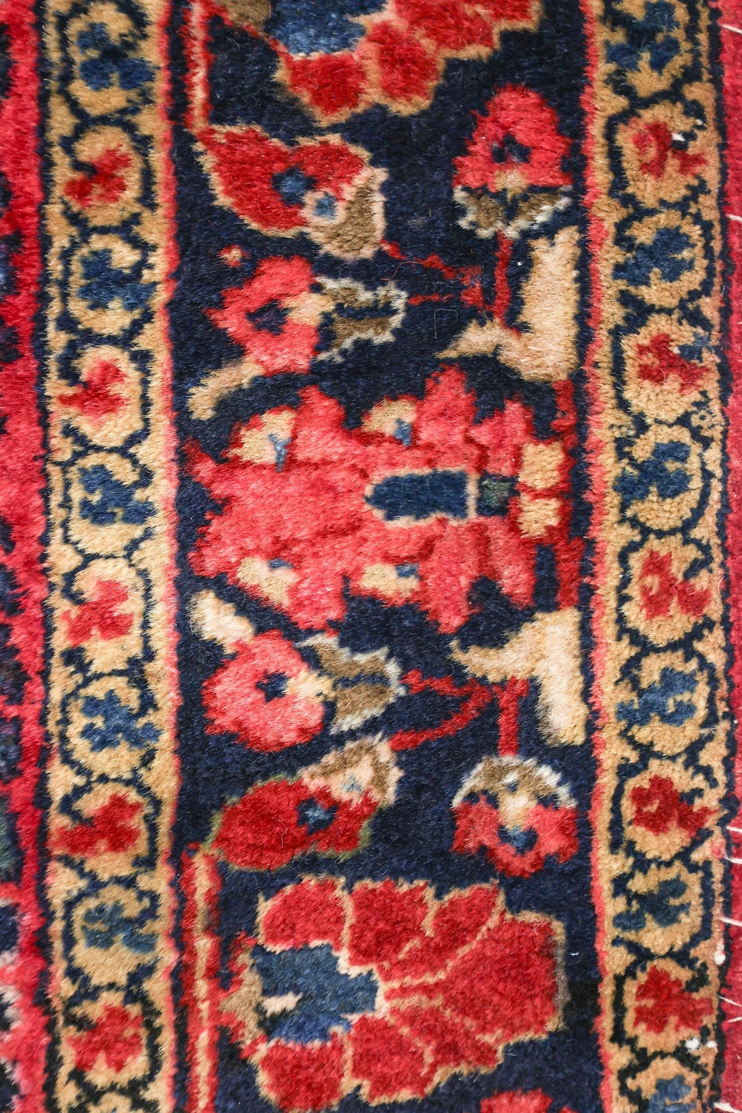 Antique Sarouk Handwoven Traditional Rug, J76414