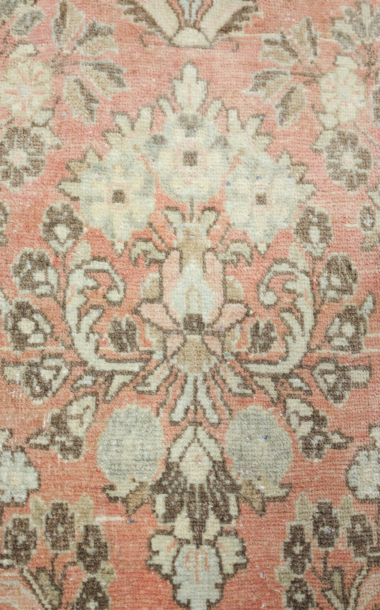 Vintage Sarouk Handwoven Traditional Rug, J67831