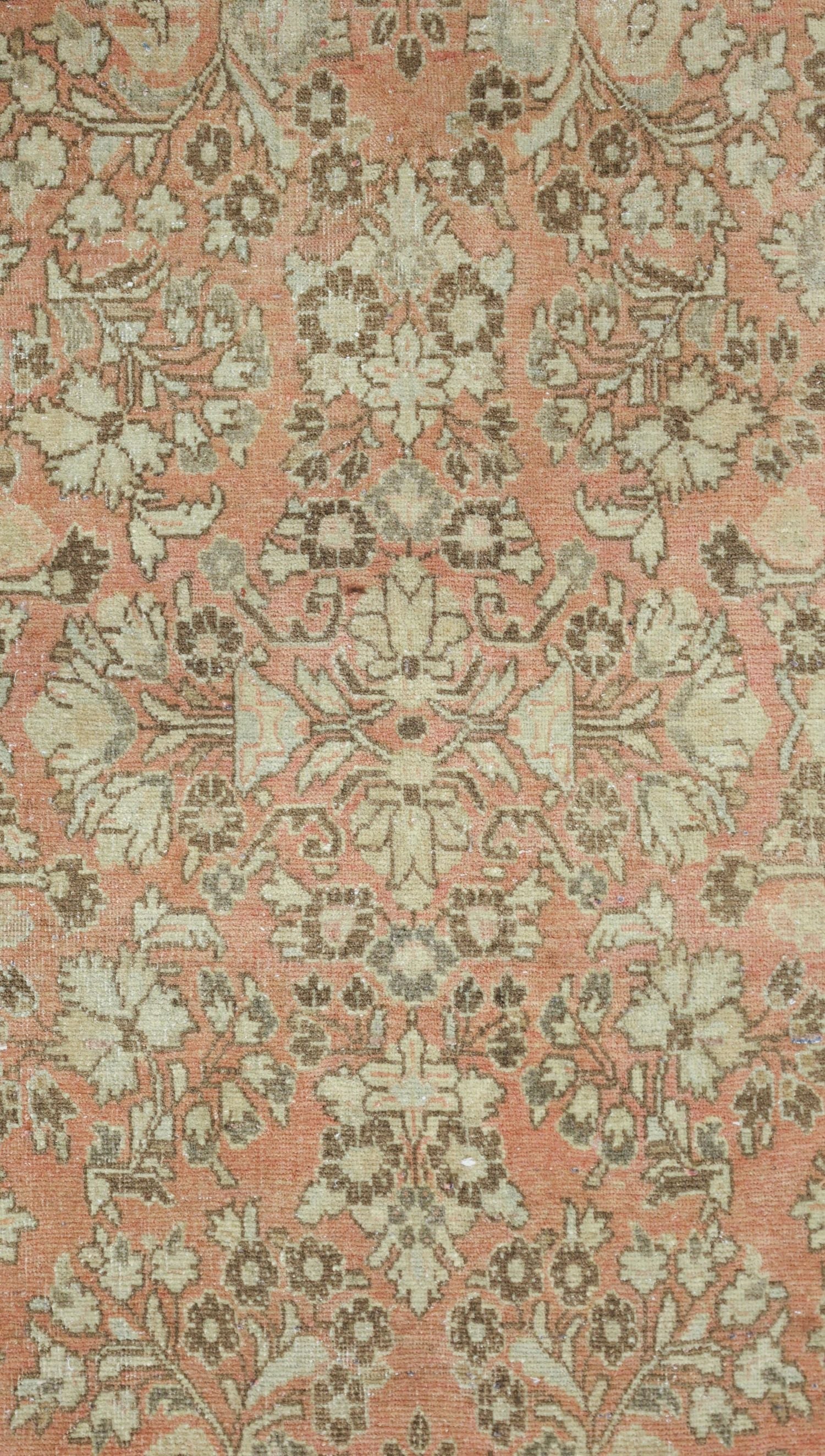 Vintage Sarouk Handwoven Traditional Rug, J67831