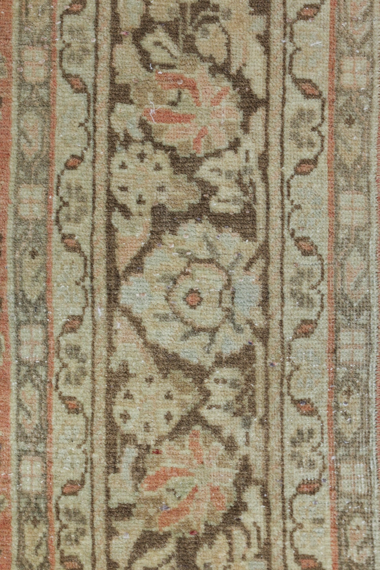 Vintage Sarouk Handwoven Traditional Rug, J67831