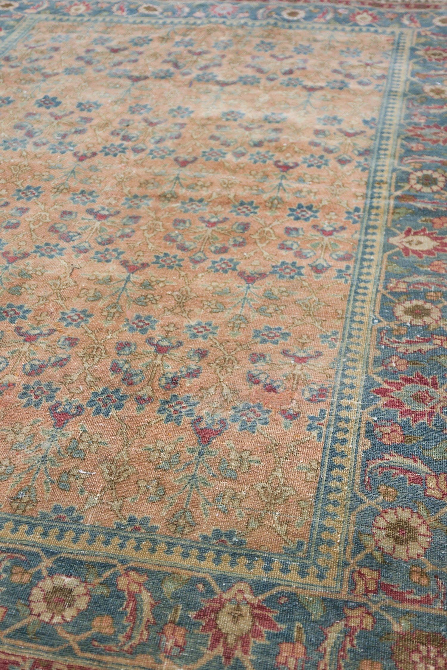 Vintage Sarouk Handwoven Traditional Rug, J69281