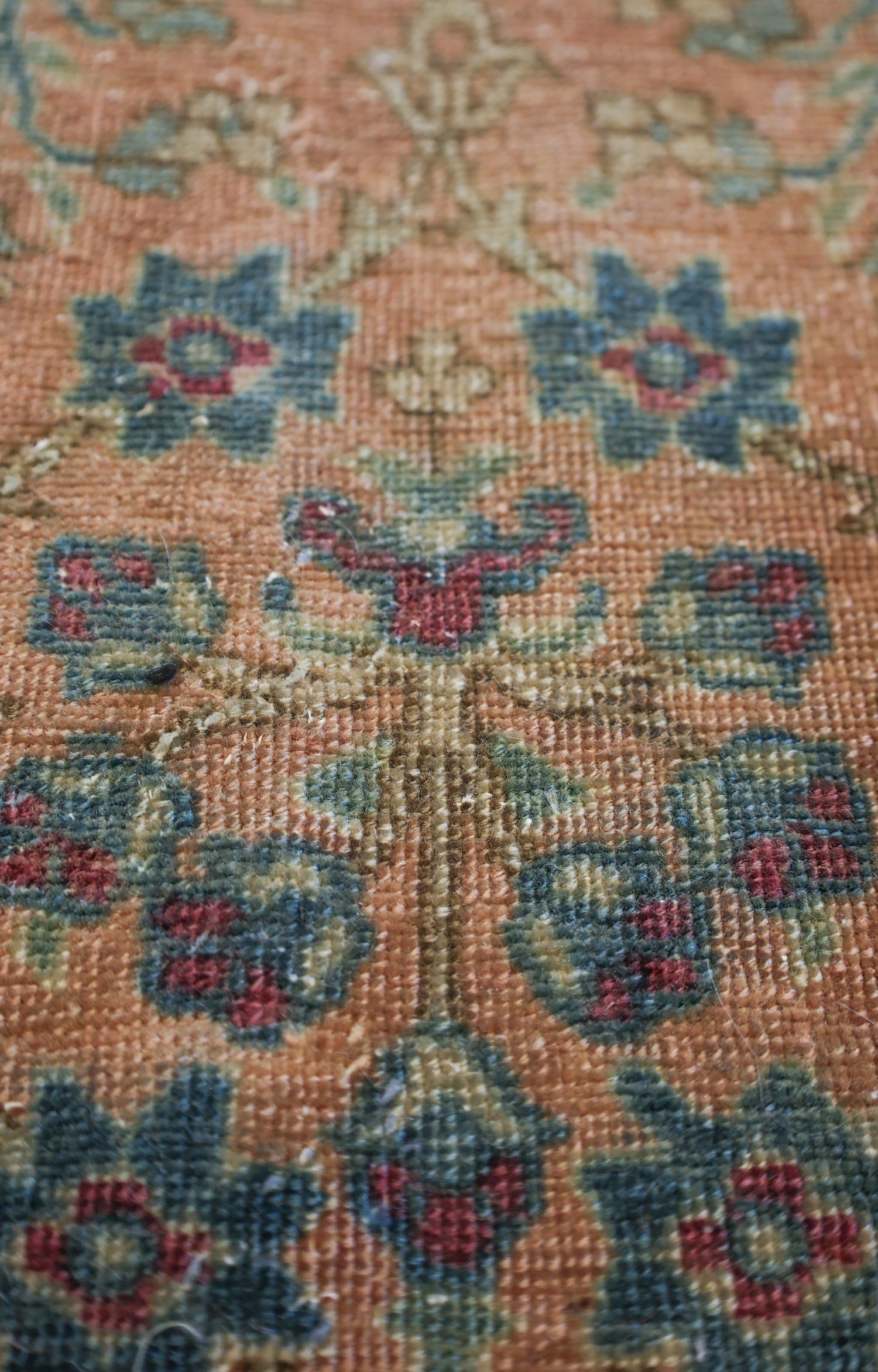 Vintage Sarouk Handwoven Traditional Rug, J69281