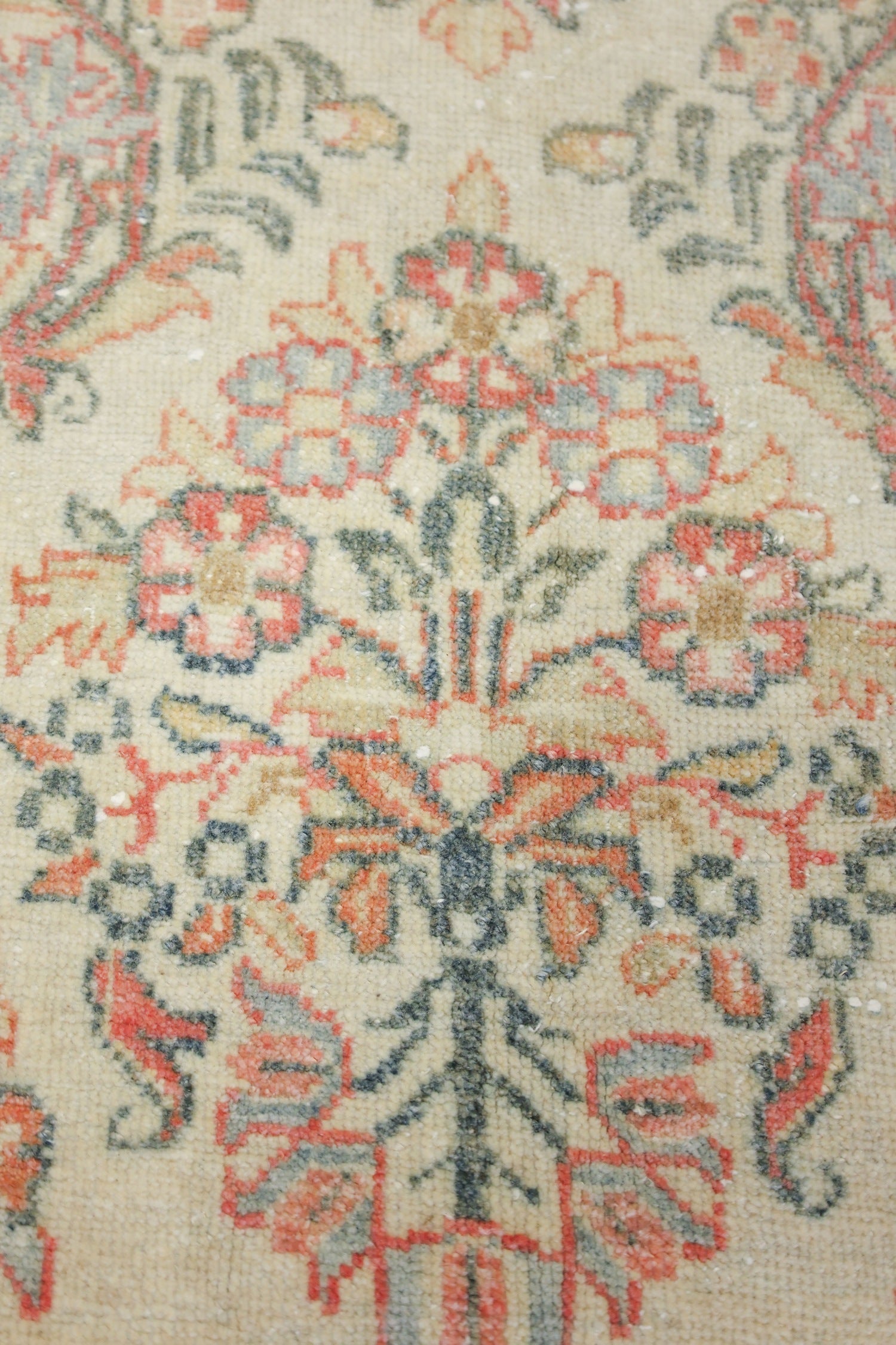 Vintage Sarouk Handwoven Traditional Rug, J69562