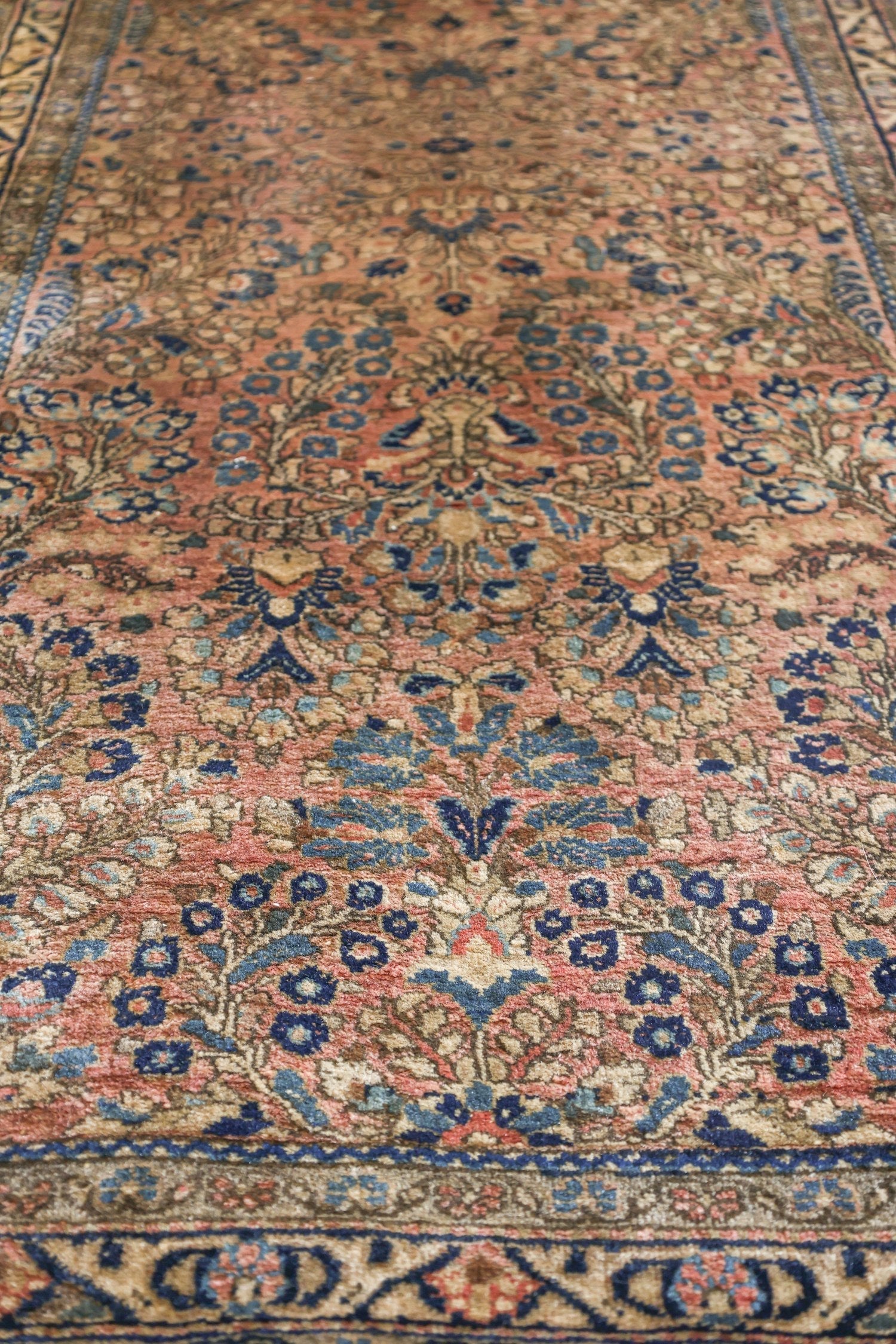 Antique Sarouk Handwoven Traditional Rug, J72129