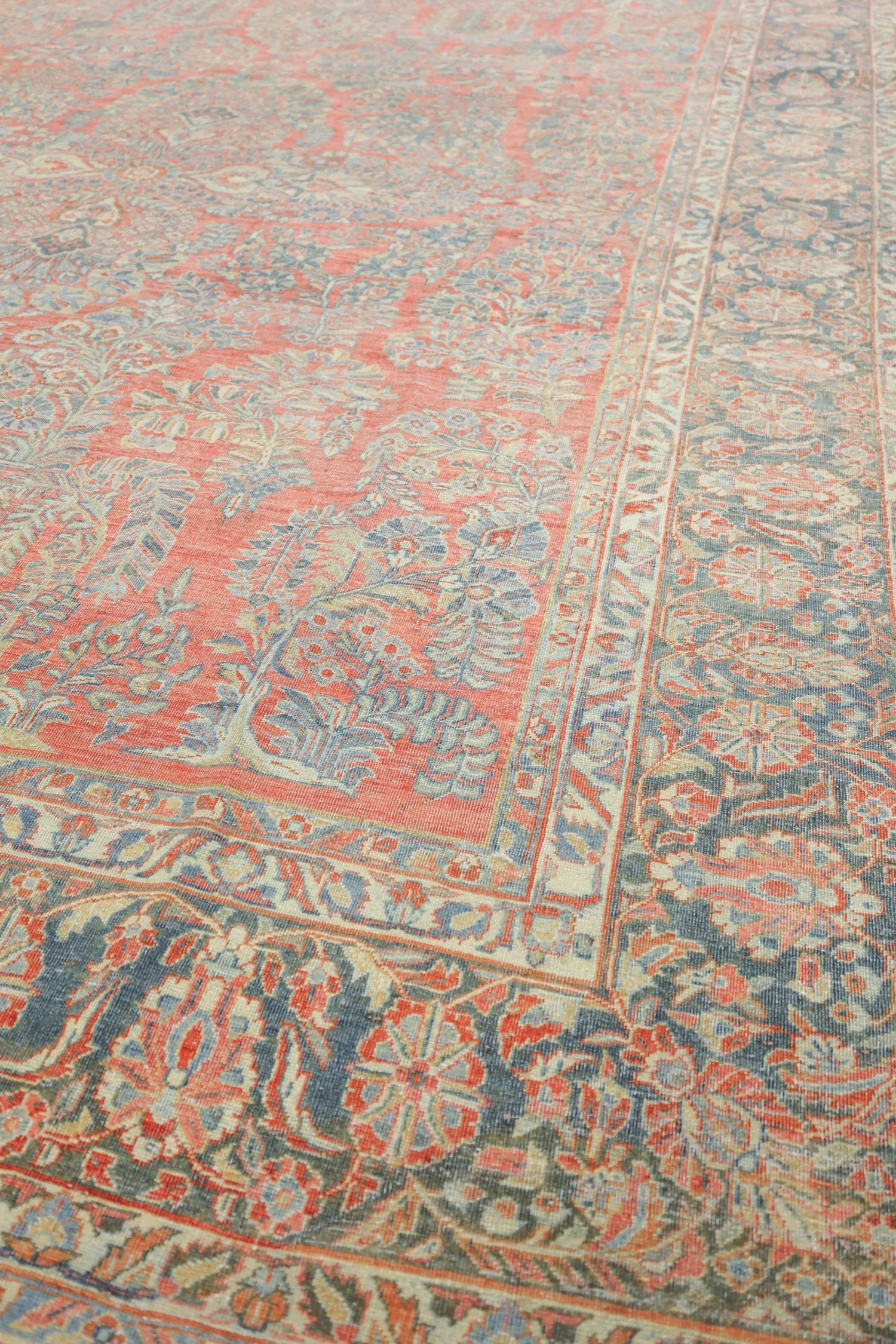 Vintage Sarouk Handwoven Traditional Rug, J73094