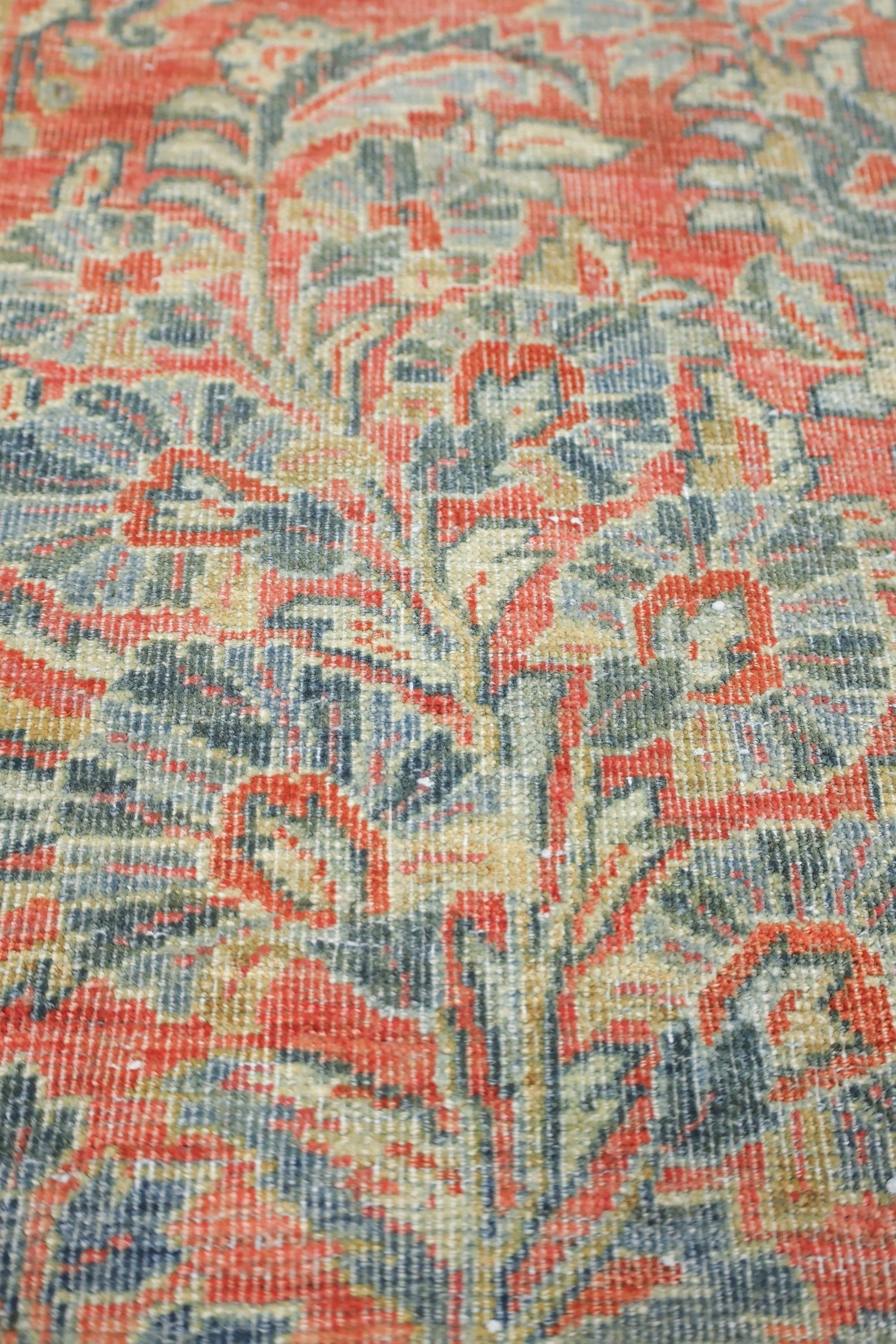 Vintage Sarouk Handwoven Traditional Rug, J73094