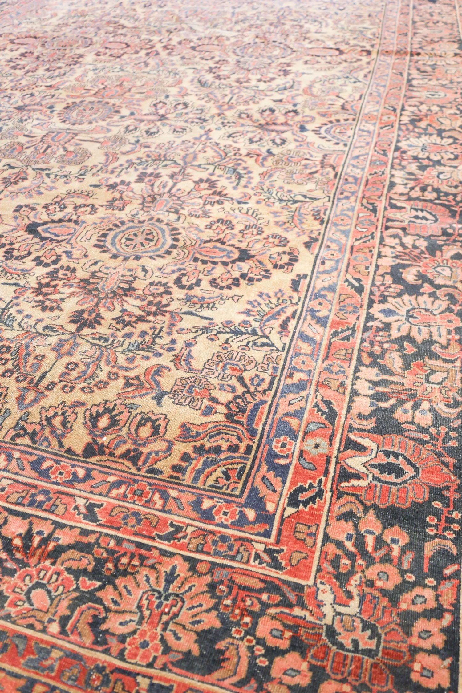 Vintage Sarouk Handwoven Traditional Rug, J73250