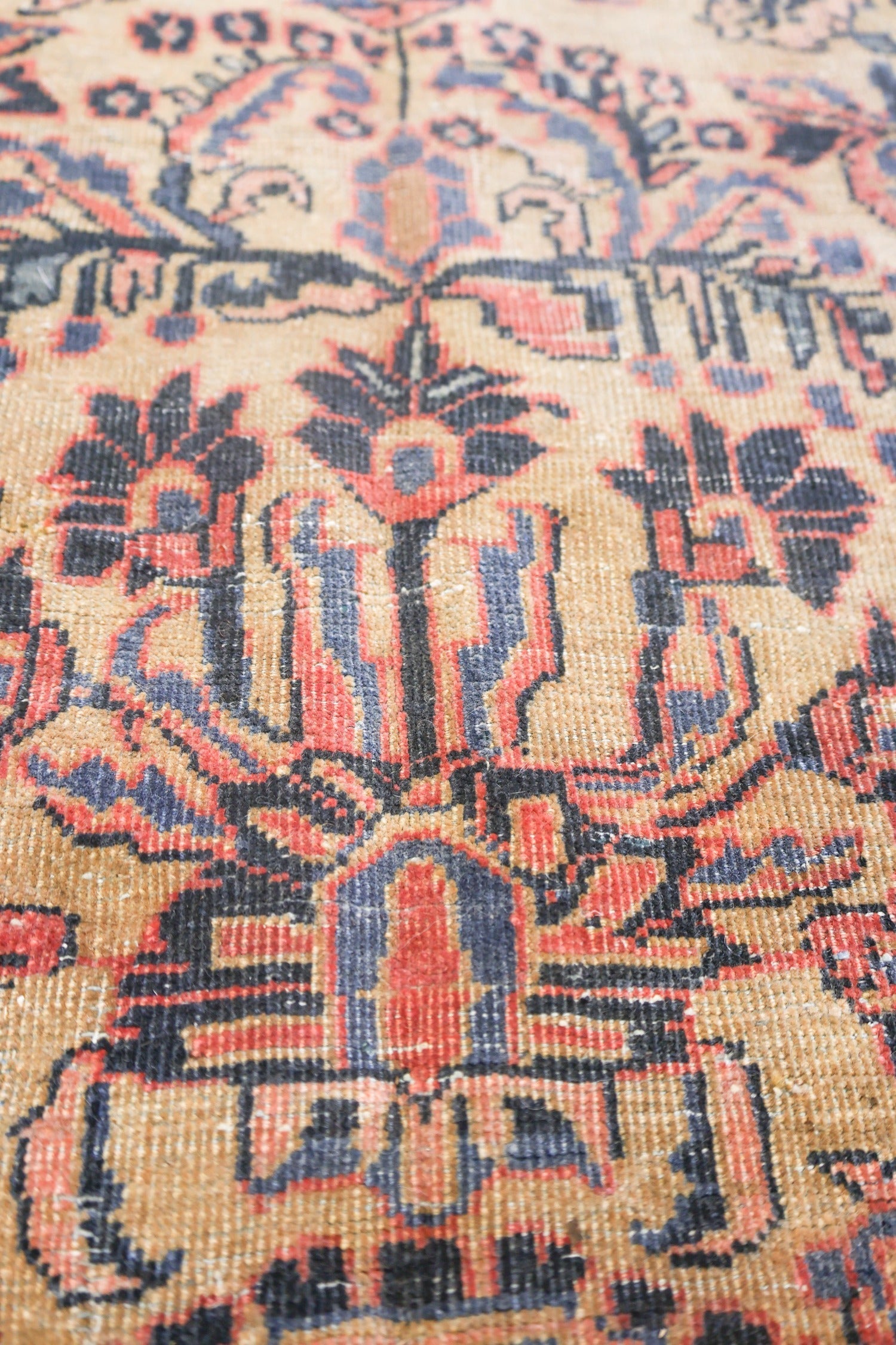 Vintage Sarouk Handwoven Traditional Rug, J73250