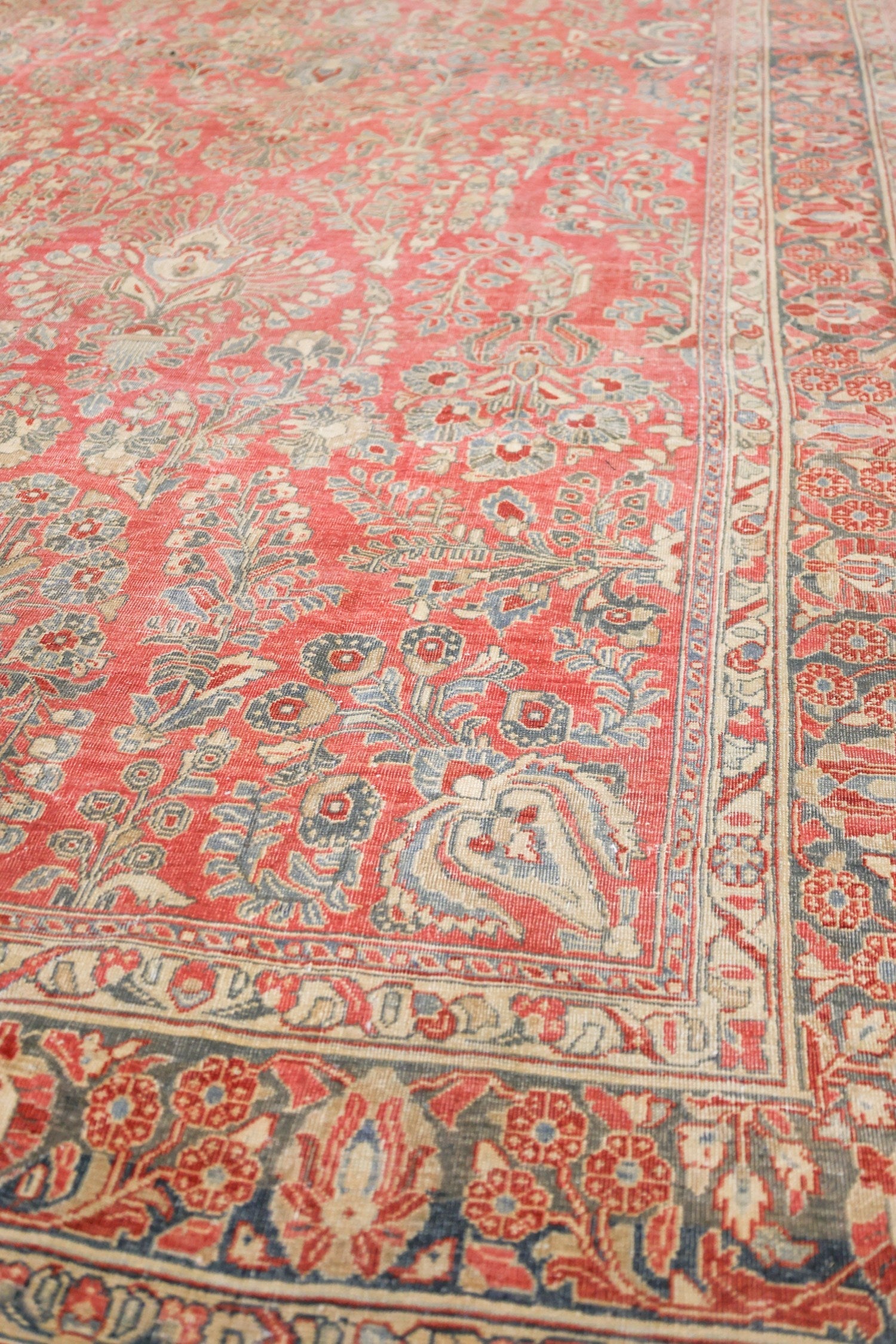 Vintage Sarouk Handwoven Traditional Rug, J73295