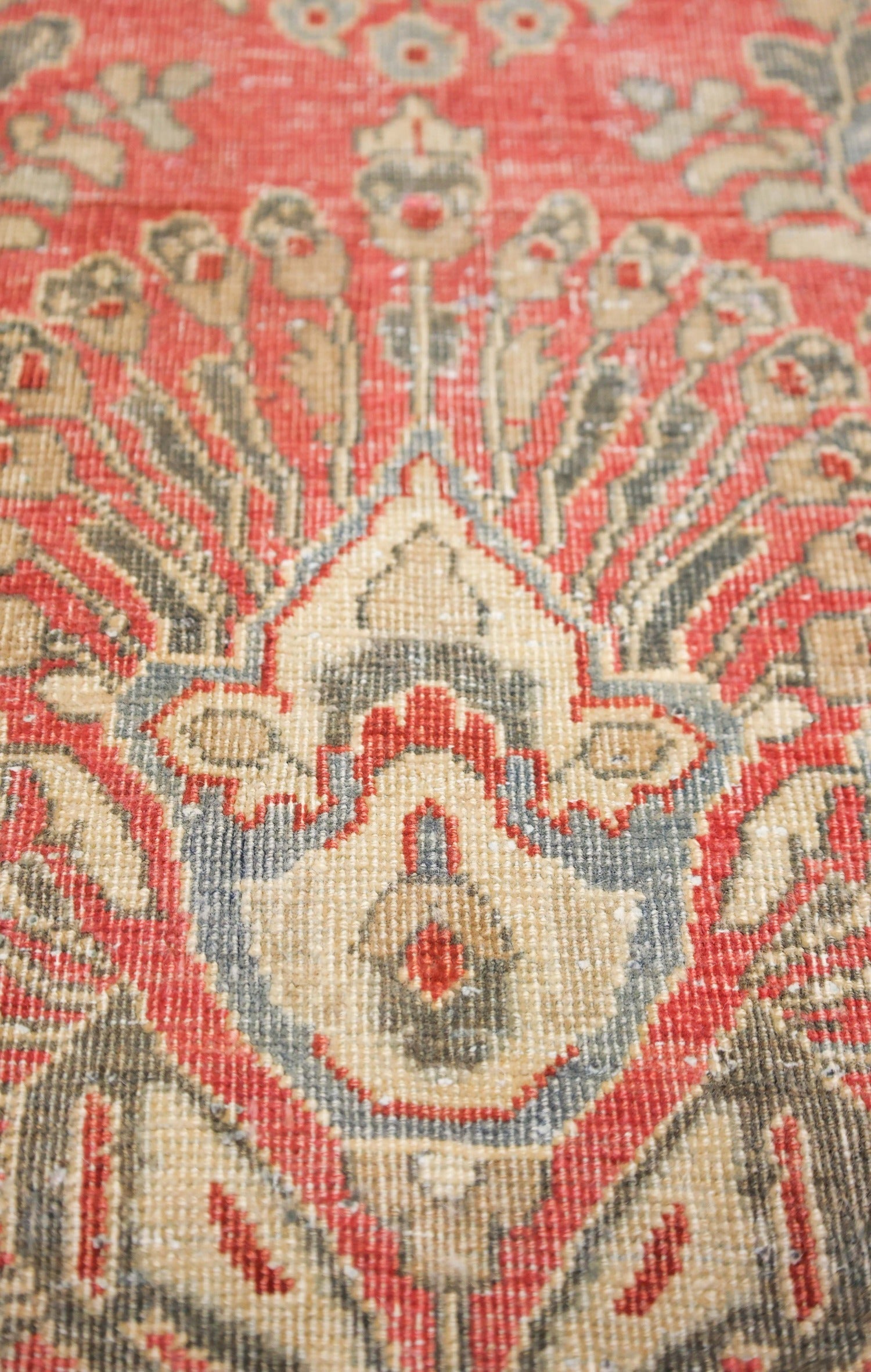 Vintage Sarouk Handwoven Traditional Rug, J73295