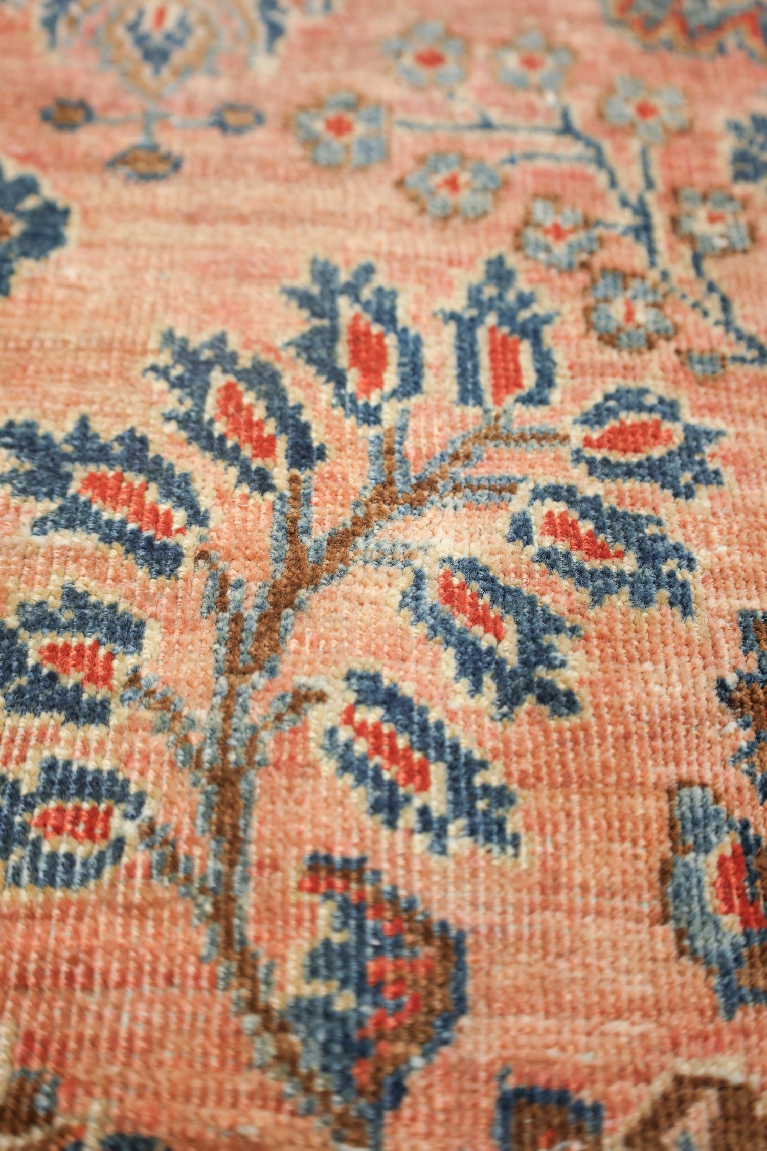 Vintage Sarouk Handwoven Traditional Rug, J73308