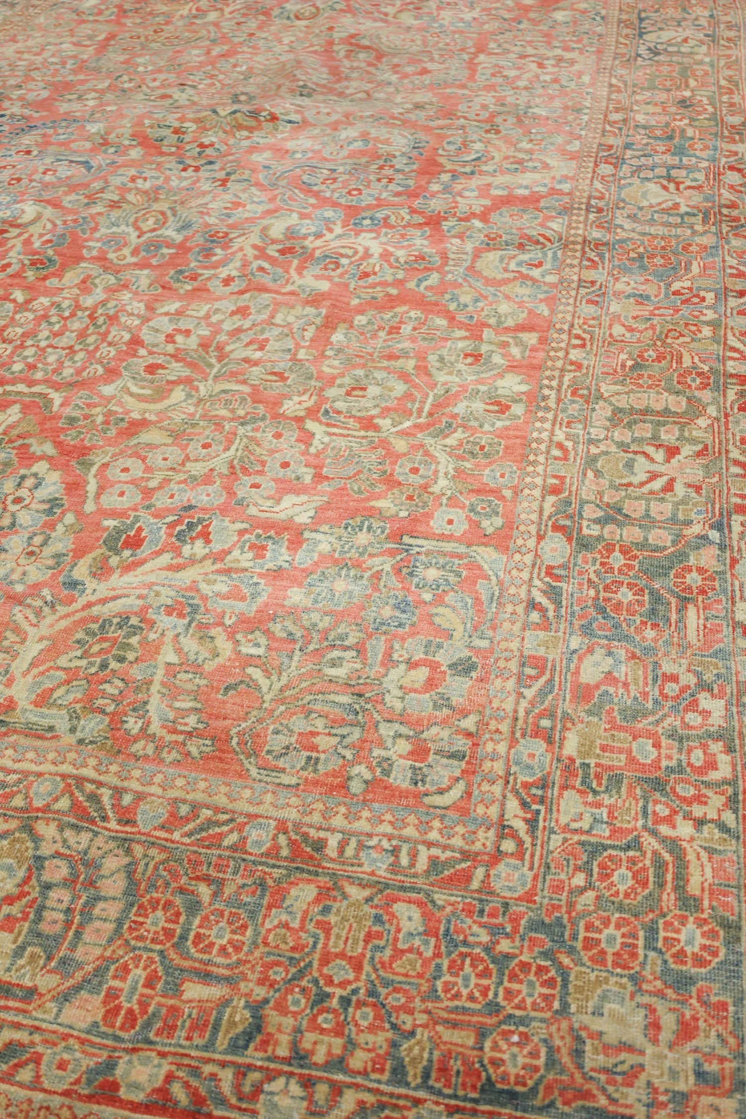 Vintage Sarouk Handwoven Traditional Rug, J73312