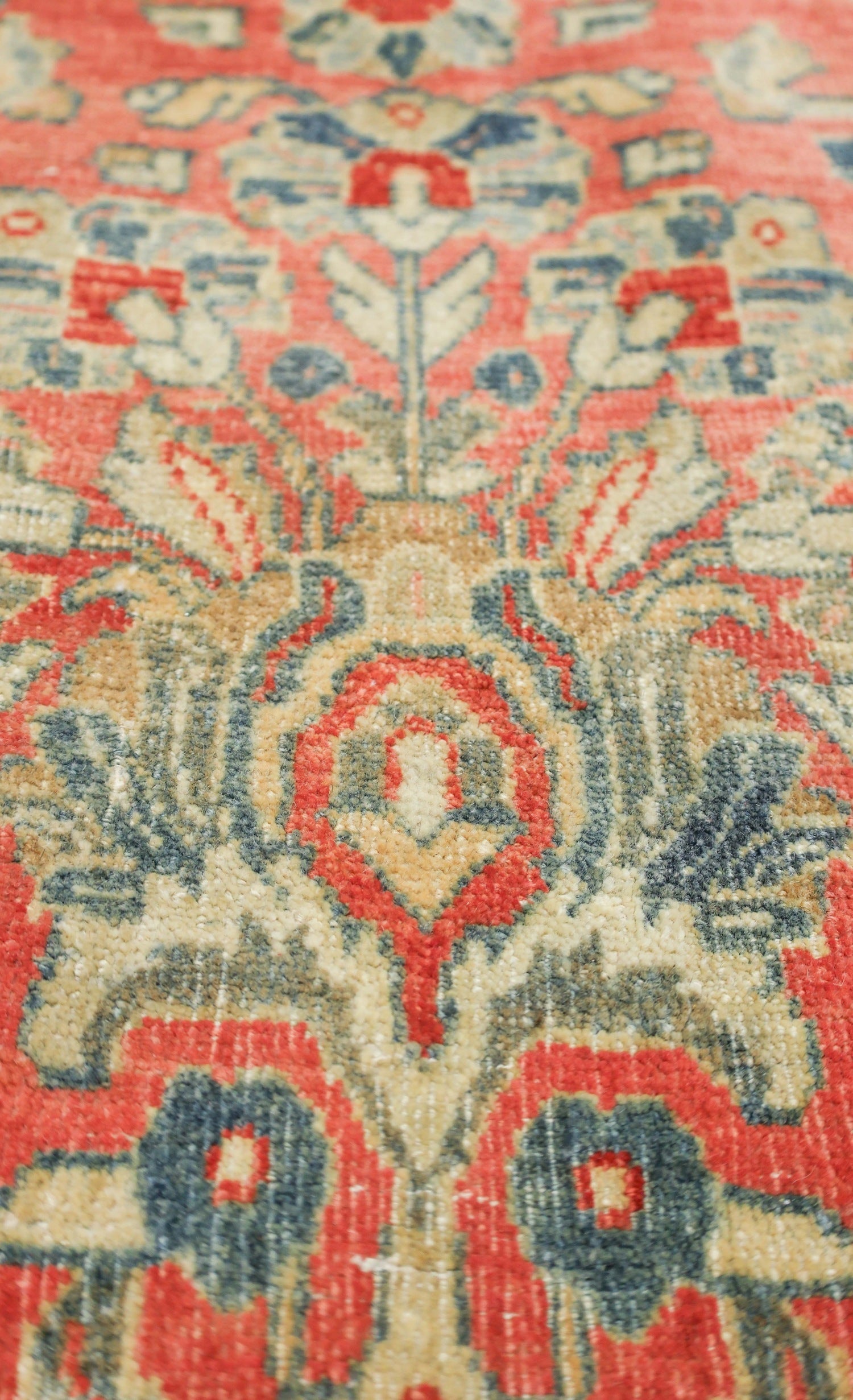 Vintage Sarouk Handwoven Traditional Rug, J73312