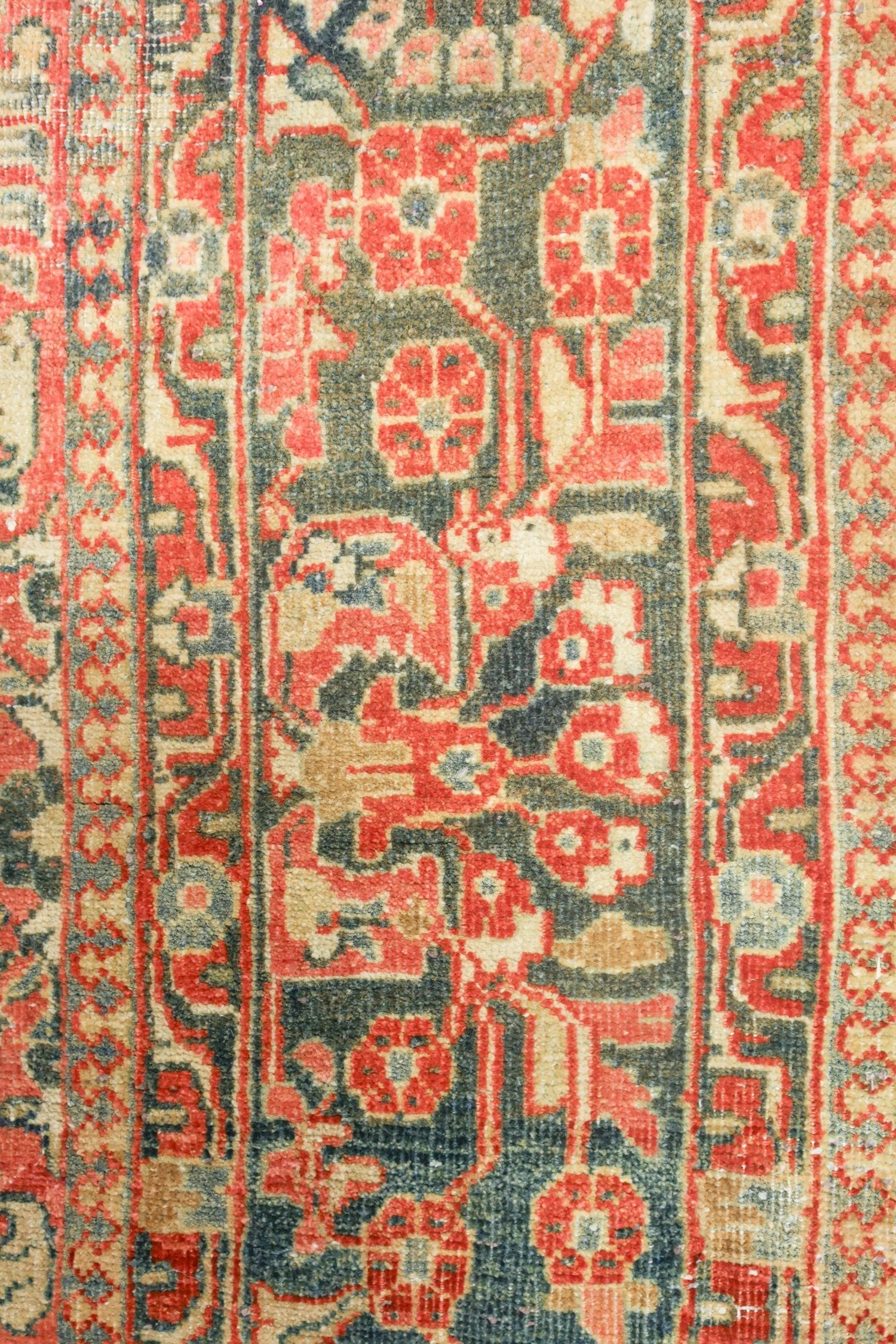 Vintage Sarouk Handwoven Traditional Rug, J73312