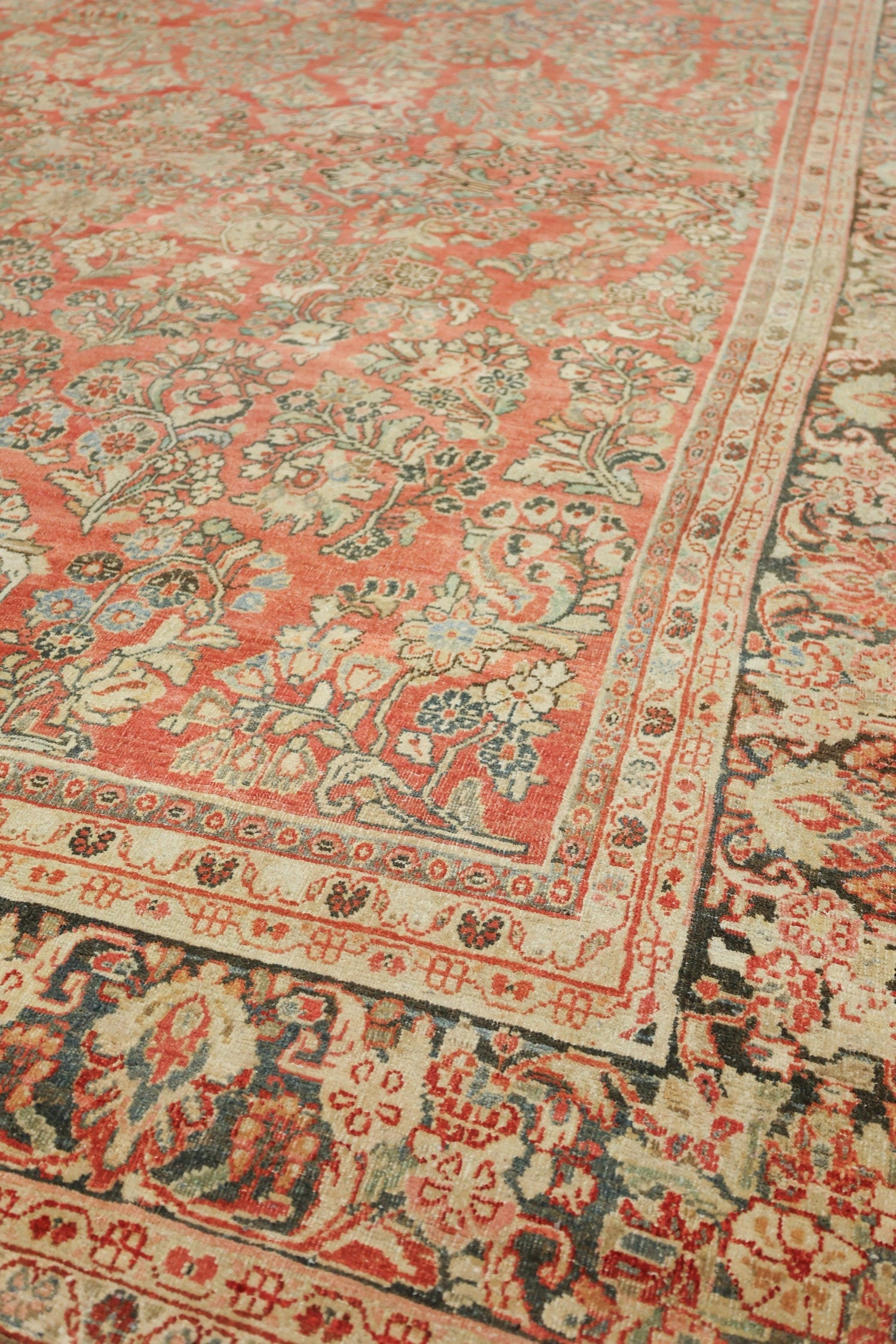 Vintage Sarouk Handwoven Traditional Rug, J73321