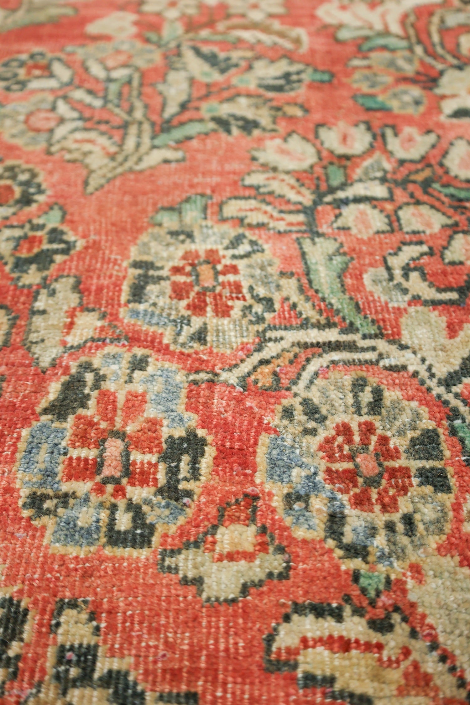 Vintage Sarouk Handwoven Traditional Rug, J73321