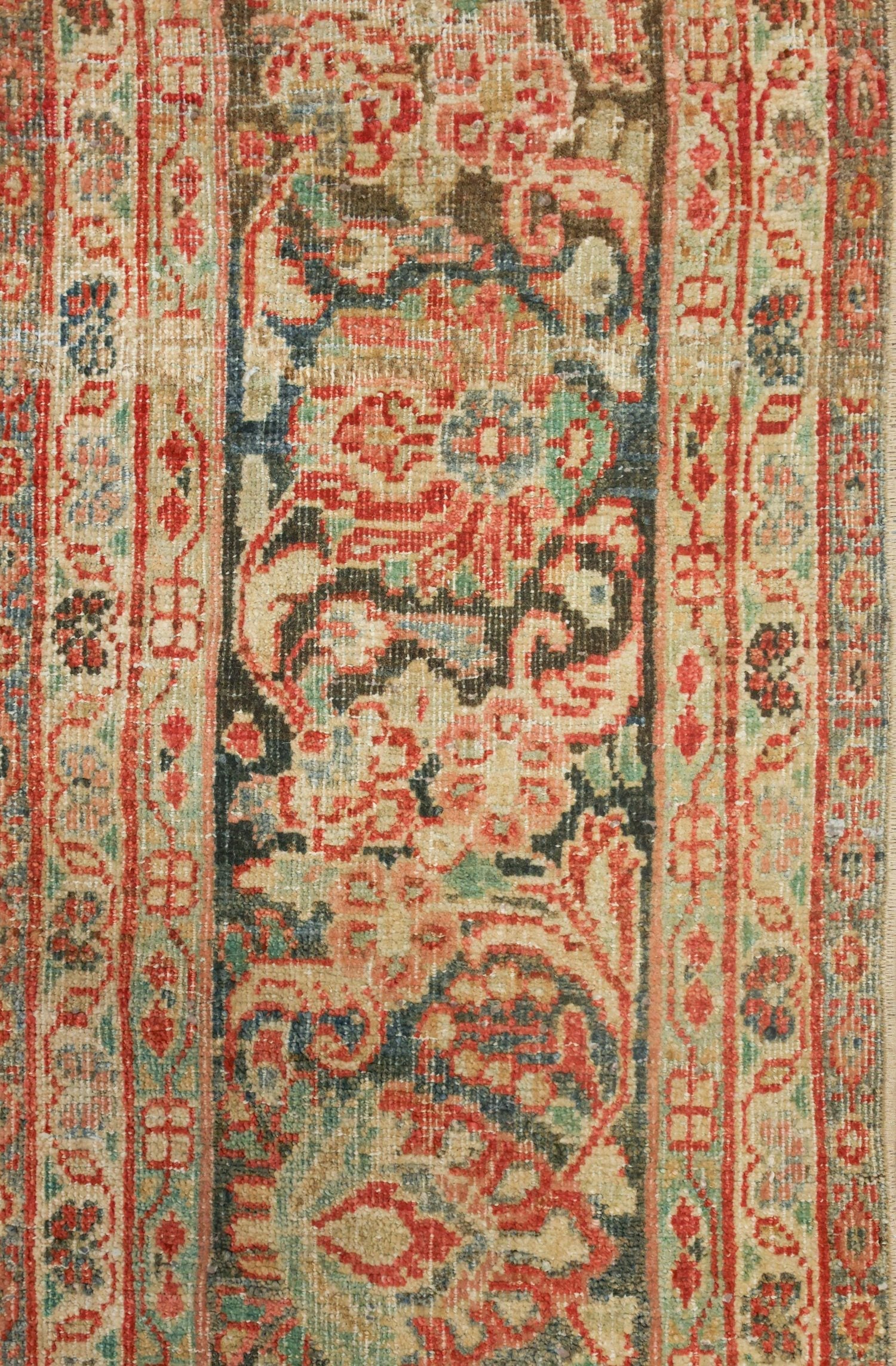 Vintage Sarouk Handwoven Traditional Rug, J73321