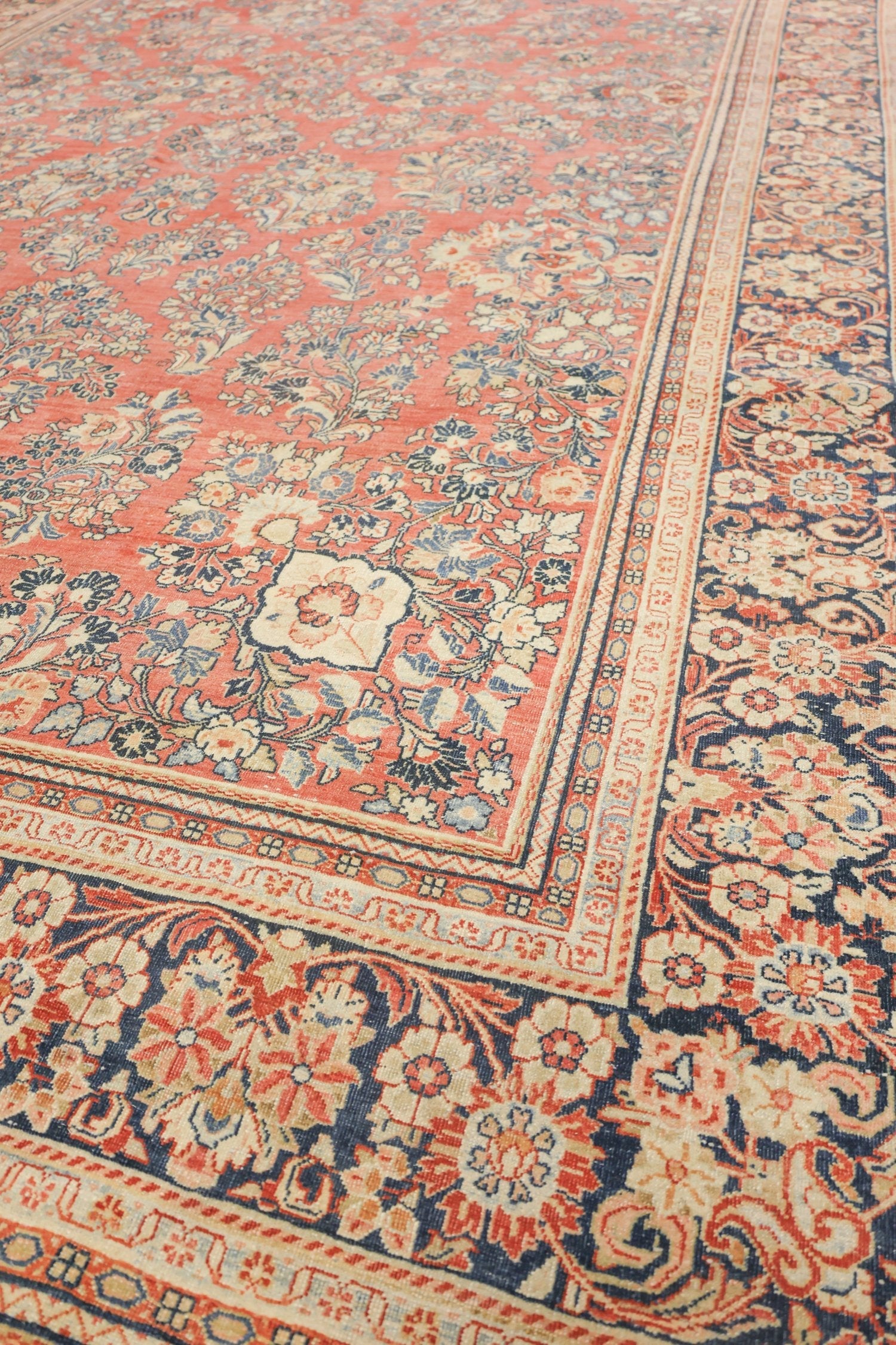 Vintage Sarouk Handwoven Traditional Rug, J73488