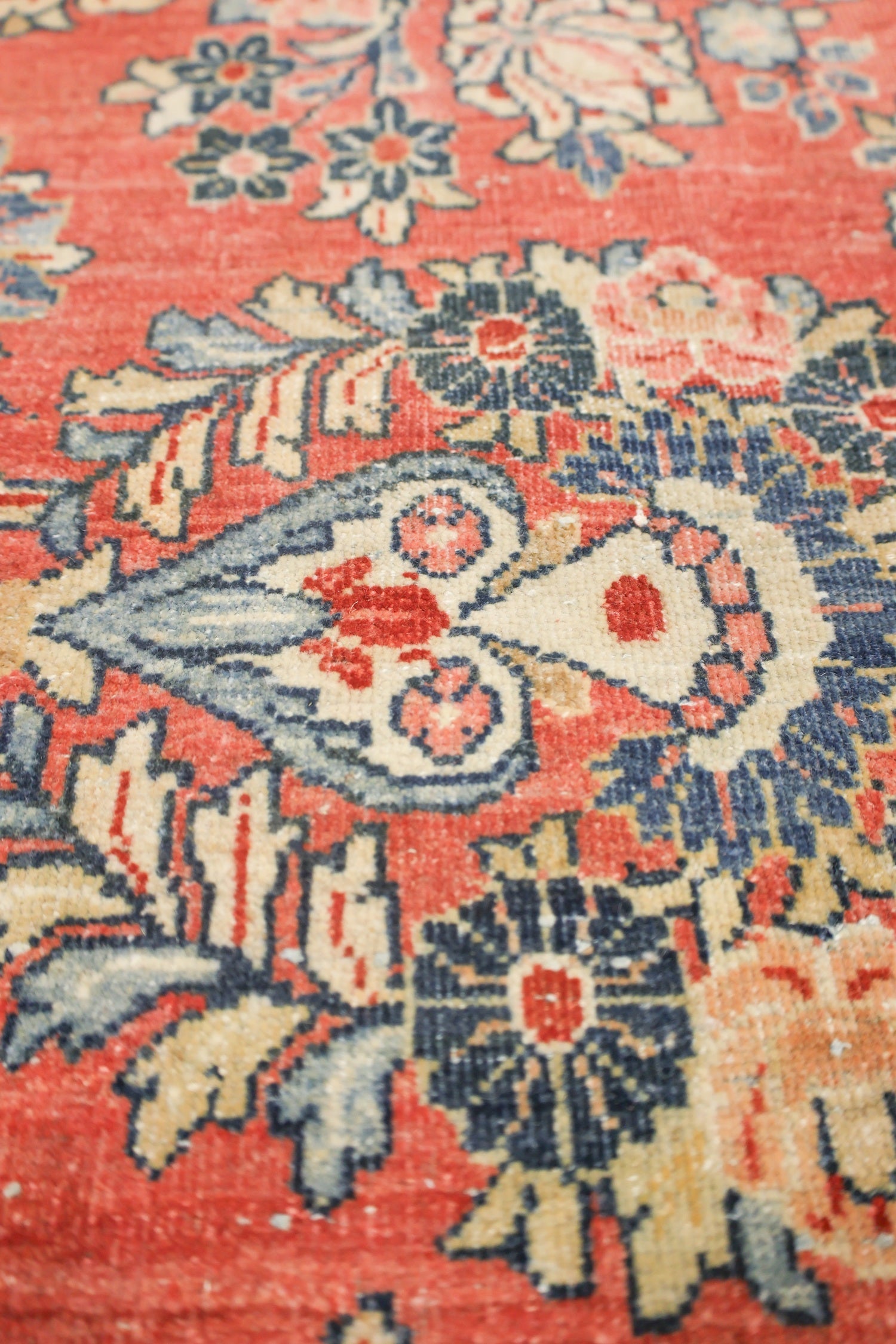 Vintage Sarouk Handwoven Traditional Rug, J73488