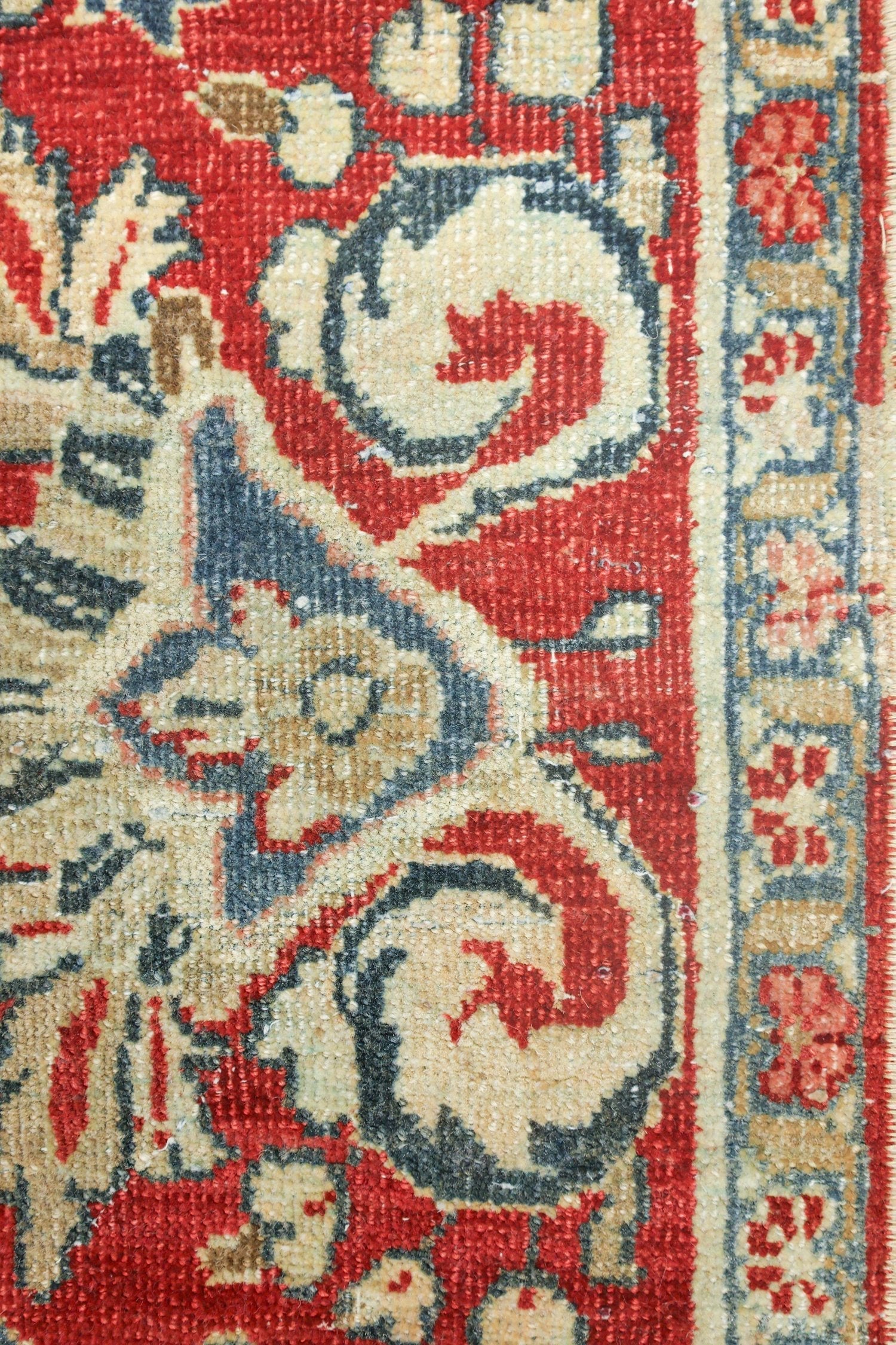 Vintage Sarouk Handwoven Traditional Rug, J73525