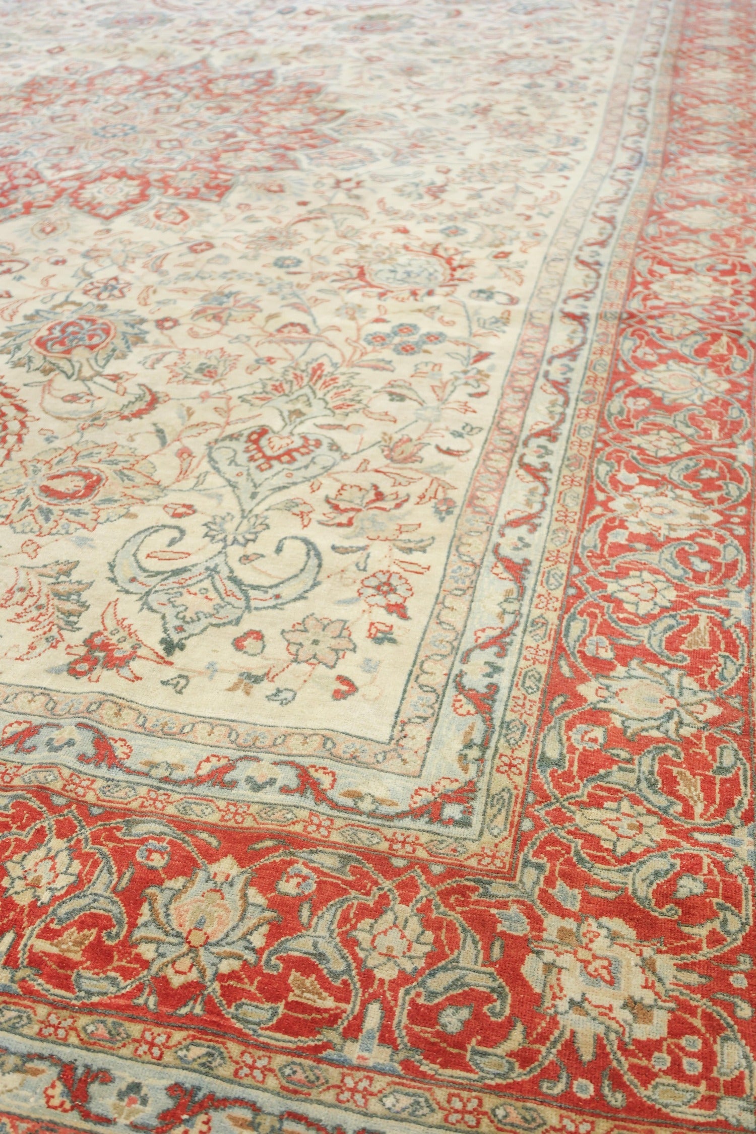 Vintage Sarouk Handwoven Traditional Rug, J73958