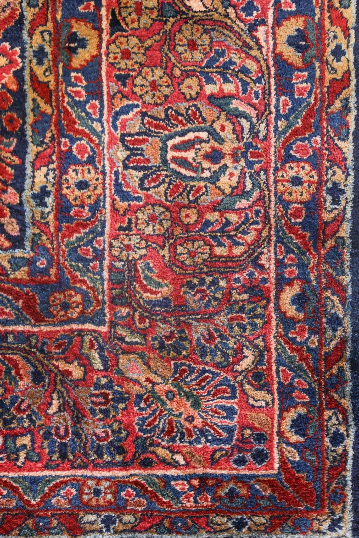 Antique Sarouk Handwoven Traditional Rug, J75204