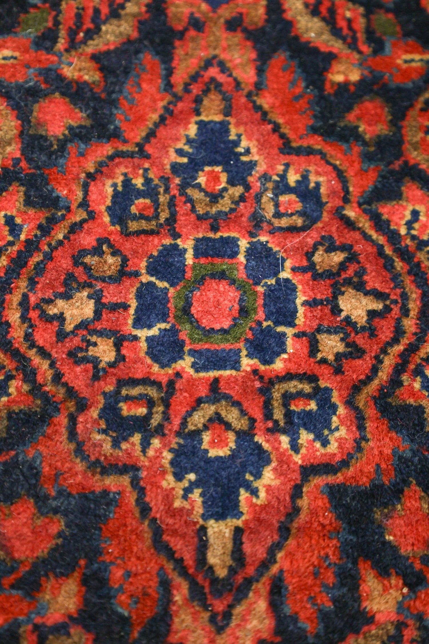 Antique Sarouk Handwoven Traditional Rug, J75397