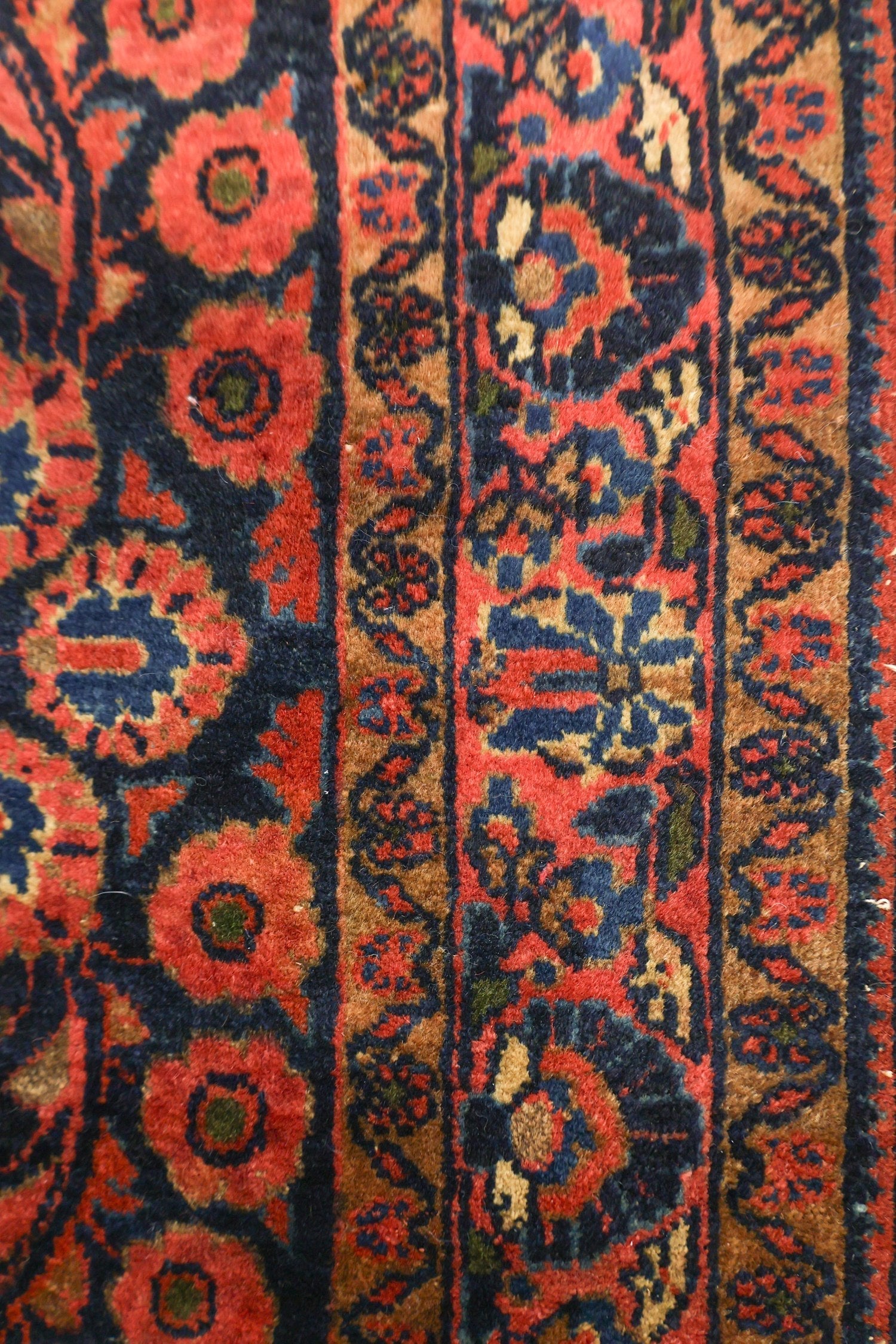 Antique Sarouk Handwoven Traditional Rug, J75397