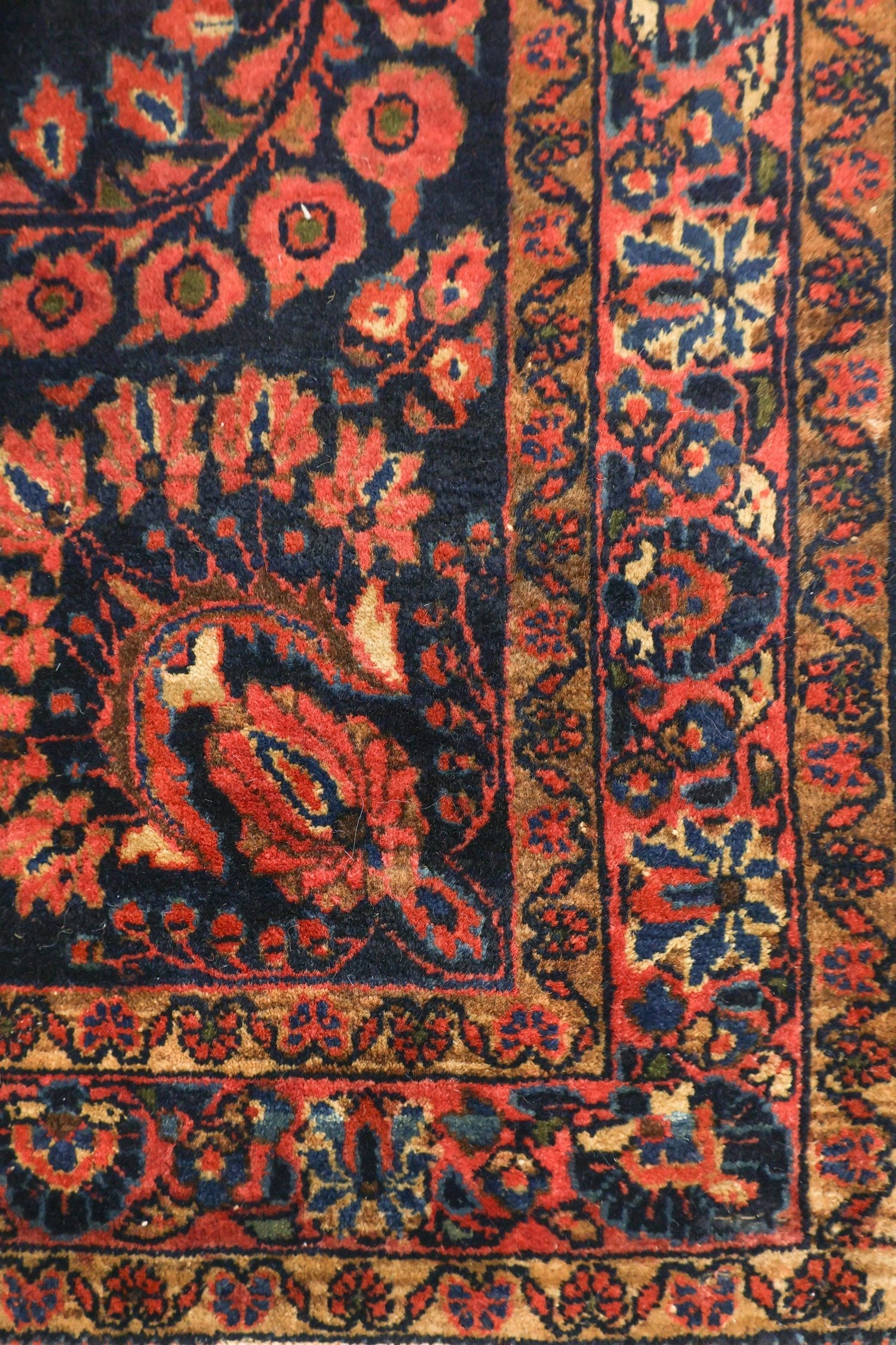 Antique Sarouk Handwoven Traditional Rug, J75397