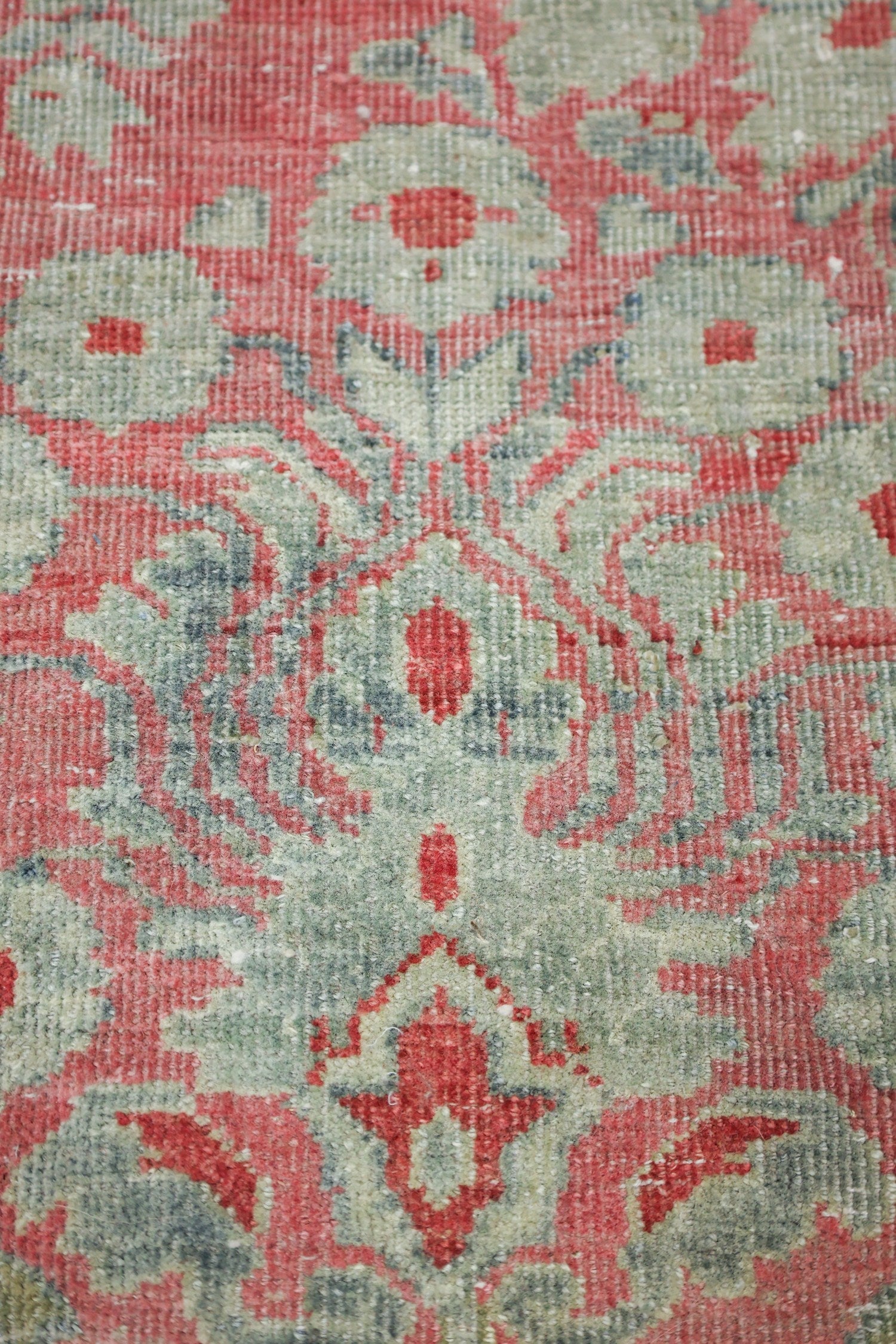 Vintage Sarouk Handwoven Traditional Rug, J76612