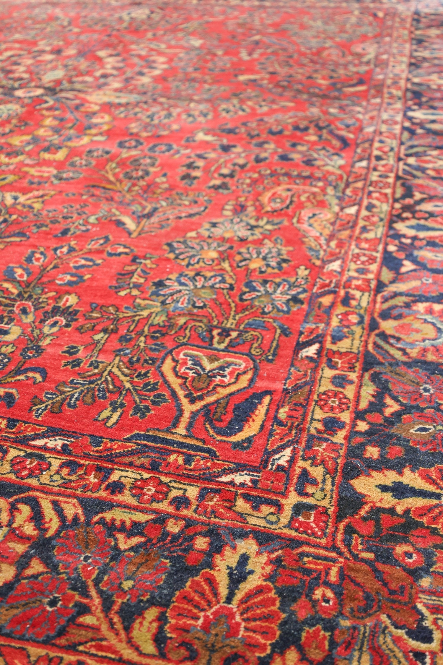 Antique Sarouk Handwoven Traditional Rug, J76845