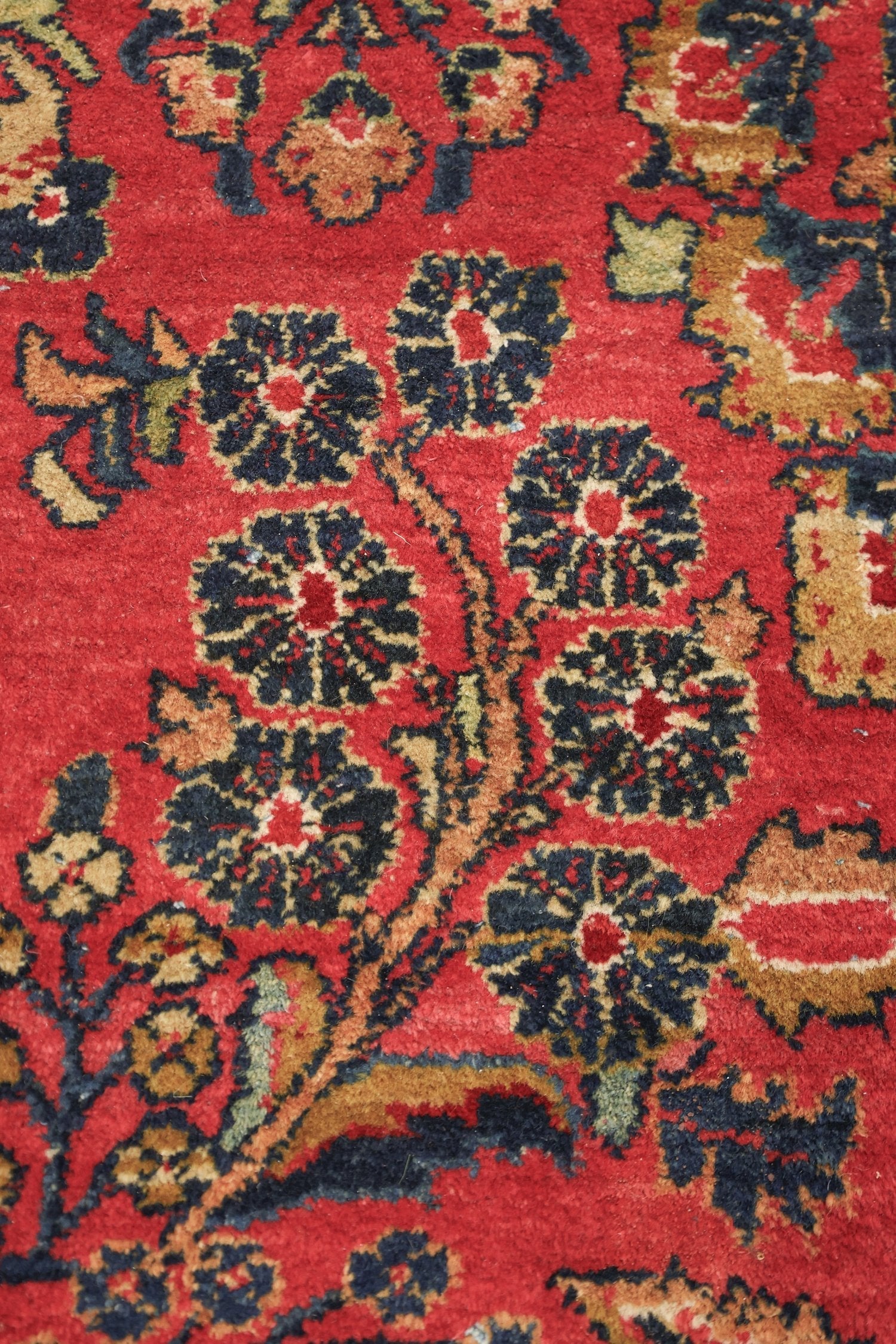 Antique Sarouk Handwoven Traditional Rug, J76845