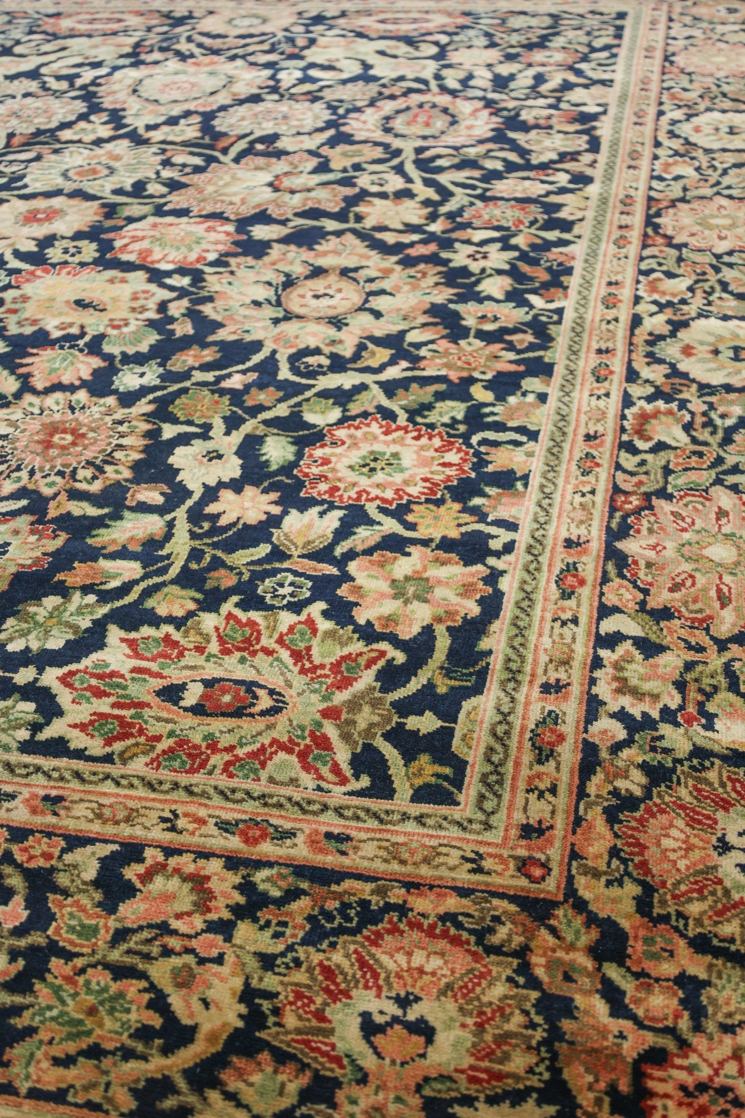 Tabriz Handwoven Traditional Rug, J76182