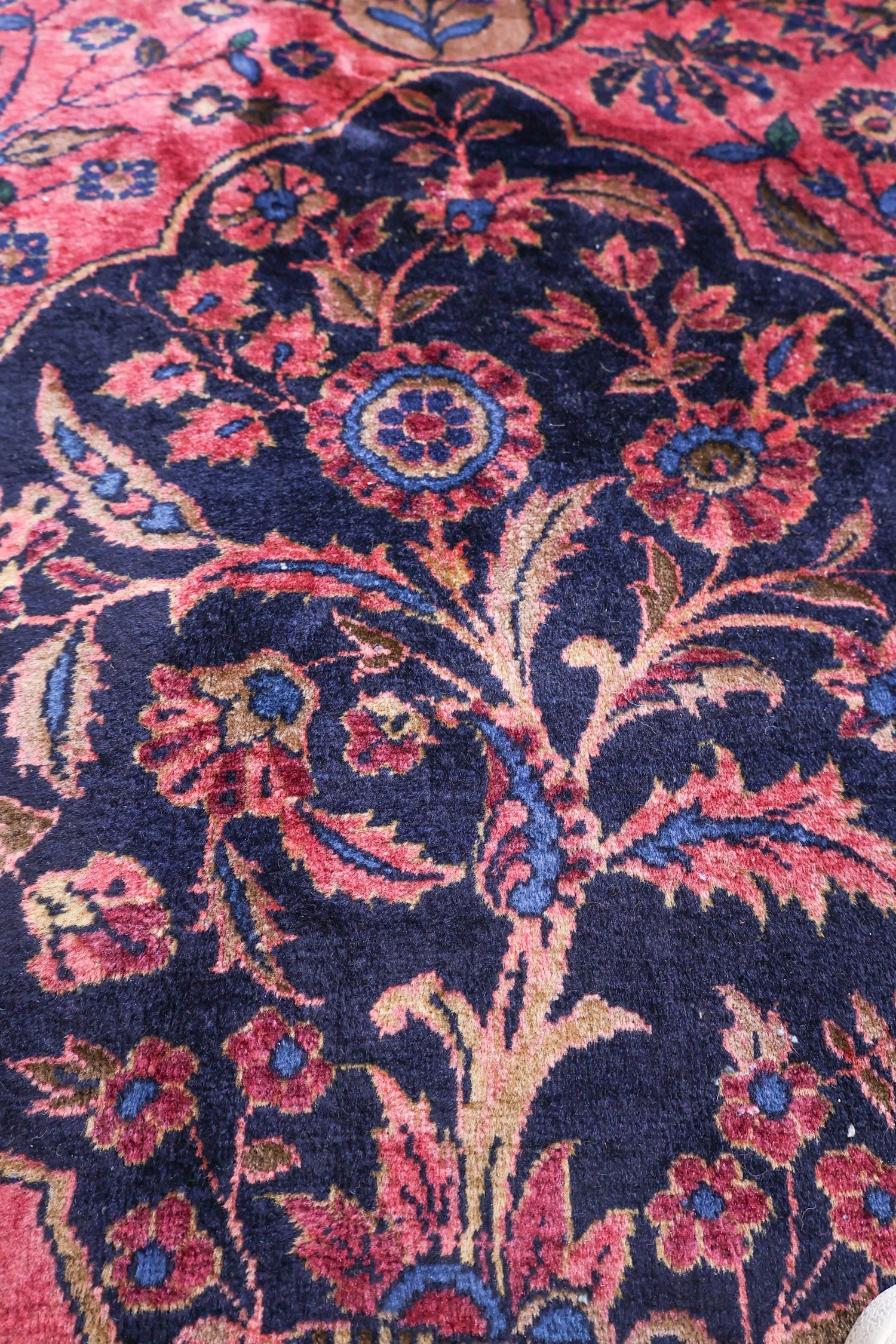 Antique Tuftanjian Sarouk Handwoven Traditional Rug, J75285