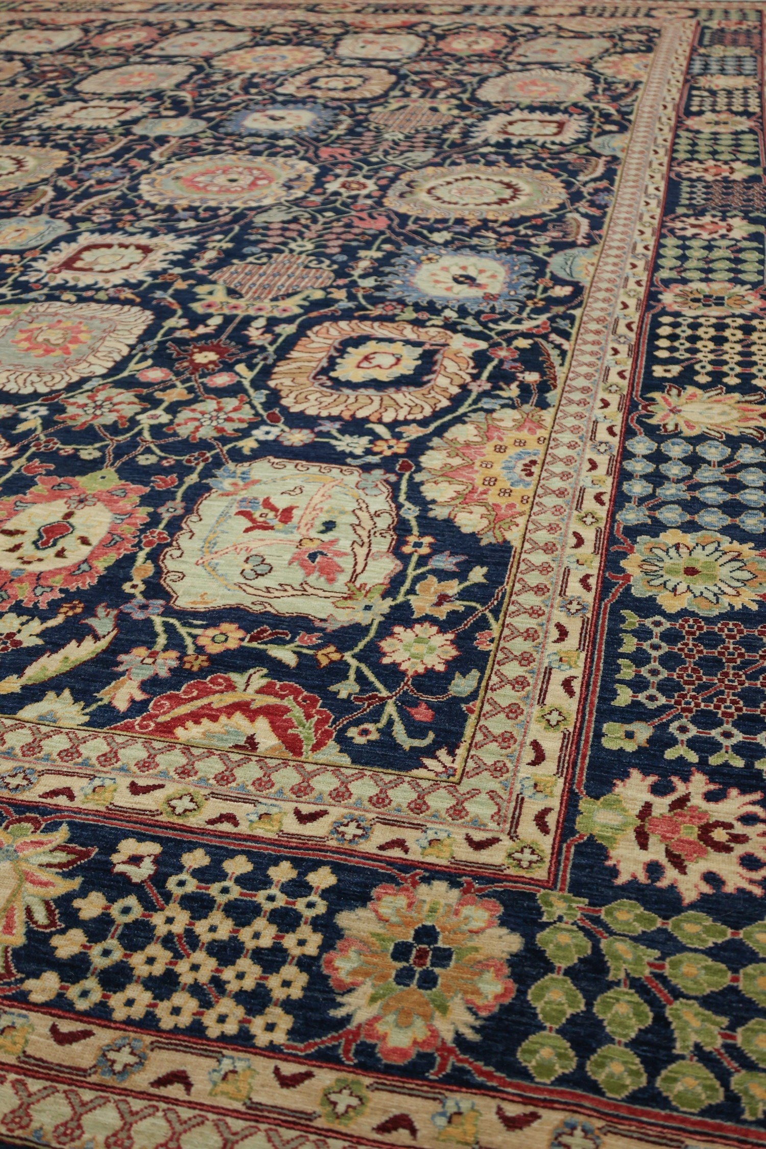 Vase Handwoven Traditional Rug, J74774