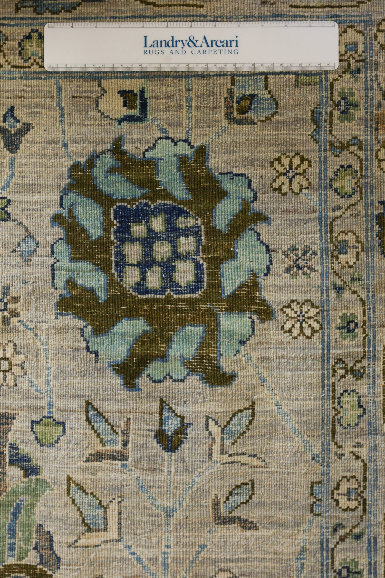 Vase Handwoven Traditional Rug, J75451