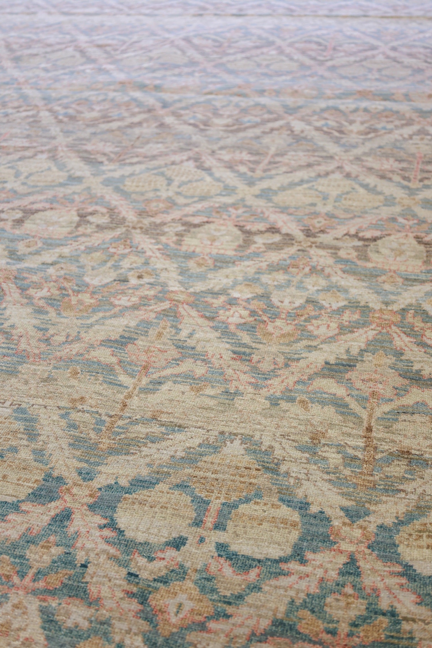 Persian Trellis Handwoven Transitional Rug, J73993