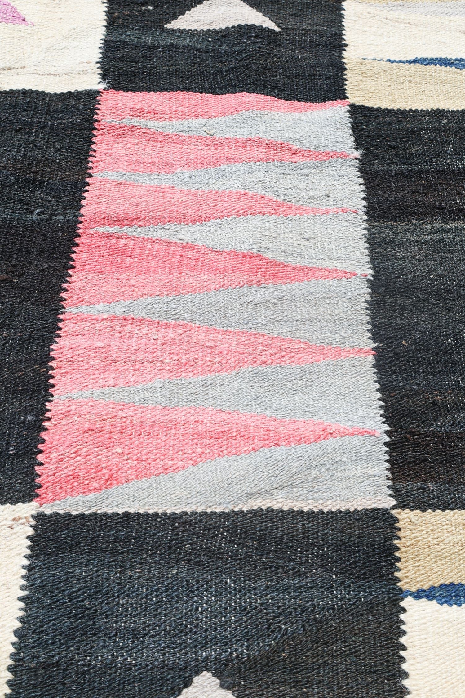 Navajo Handwoven Tribal Rug, J72927